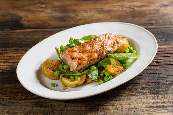 SALMONE, PATATE, E PISELLI